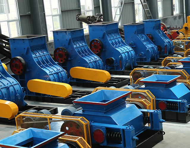 濕料煤矸石易堵機(jī)效率低？試試雙級(jí)無(wú)篩粉碎機(jī)